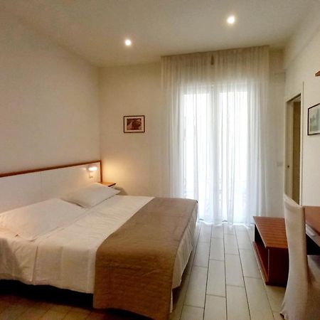 Hotel Brotas Rimini Exteriör bild