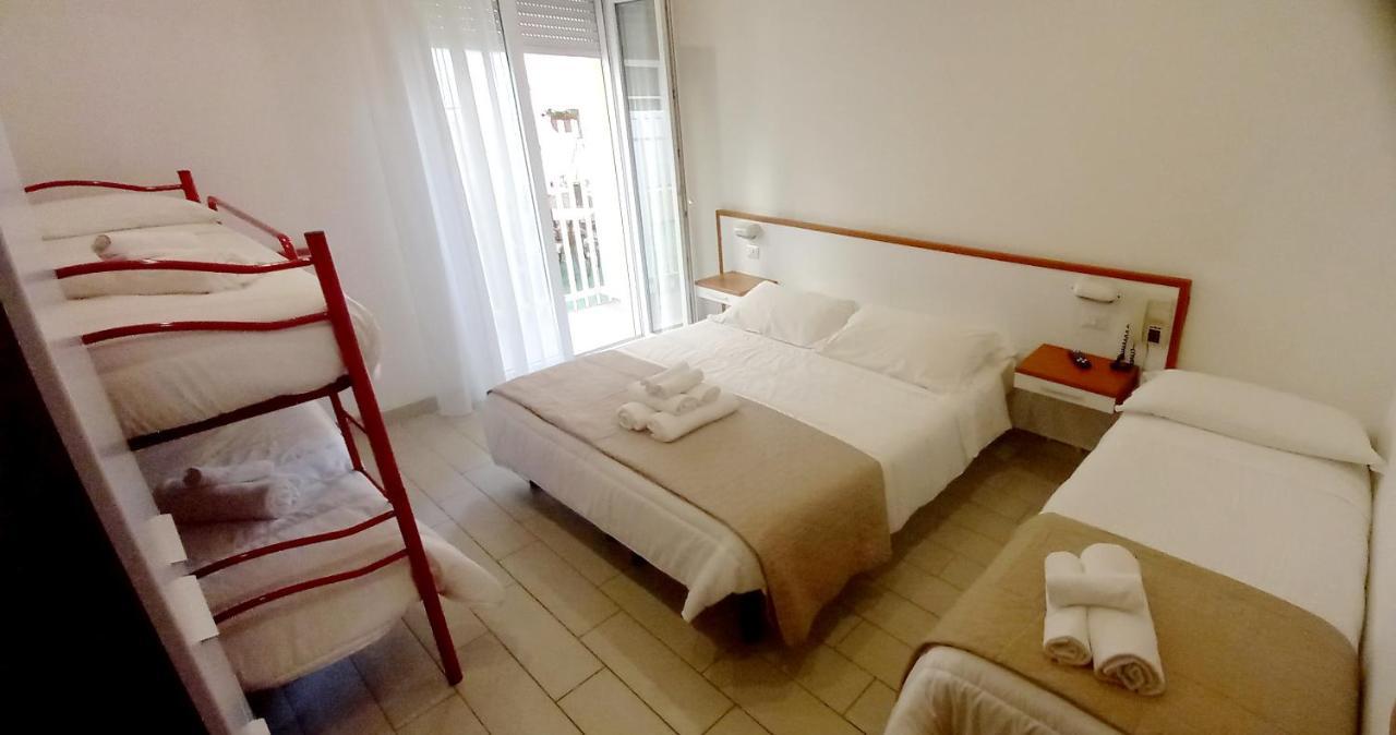 Hotel Brotas Rimini Exteriör bild
