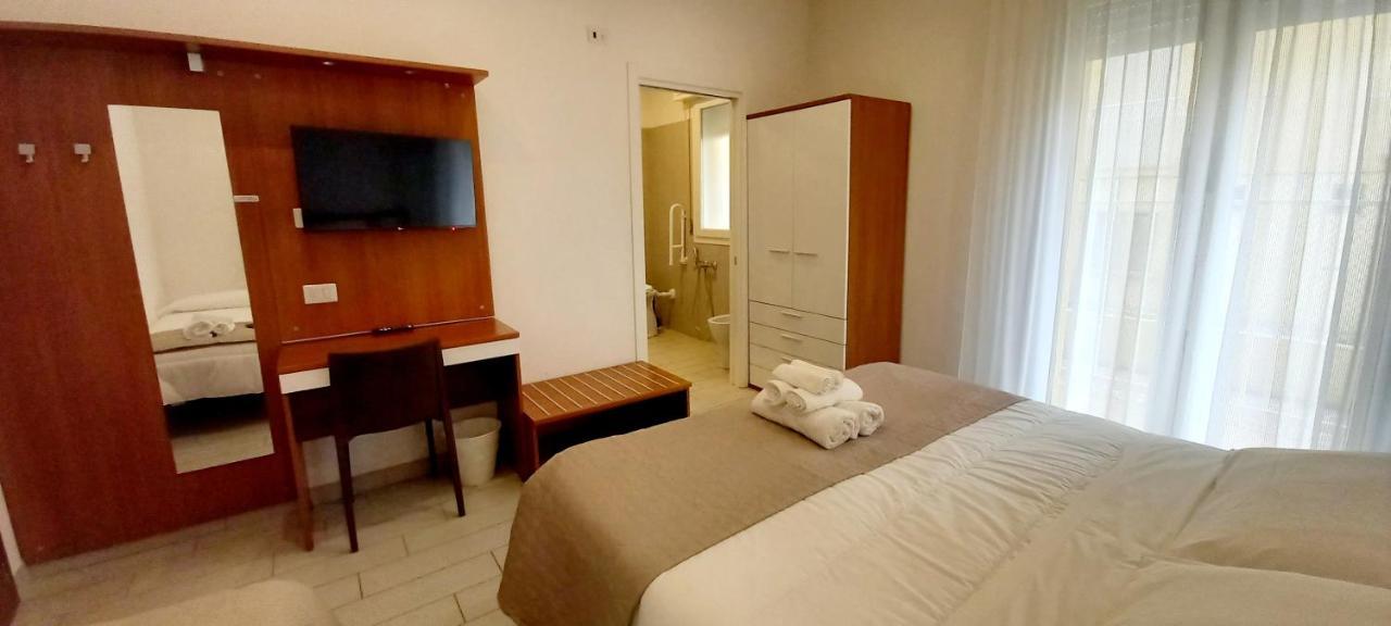 Hotel Brotas Rimini Exteriör bild